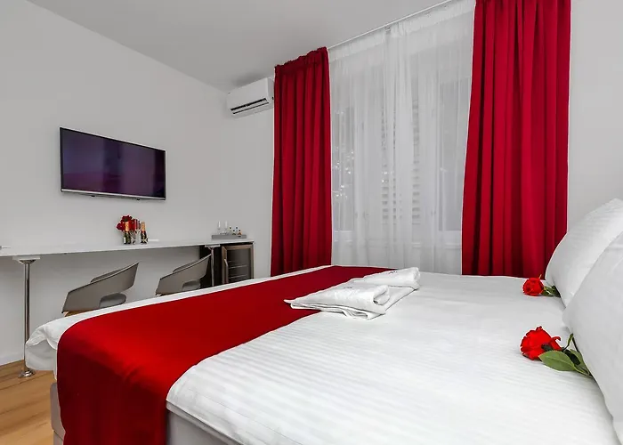 Luxury Paradise Garden בית הארחה 4*